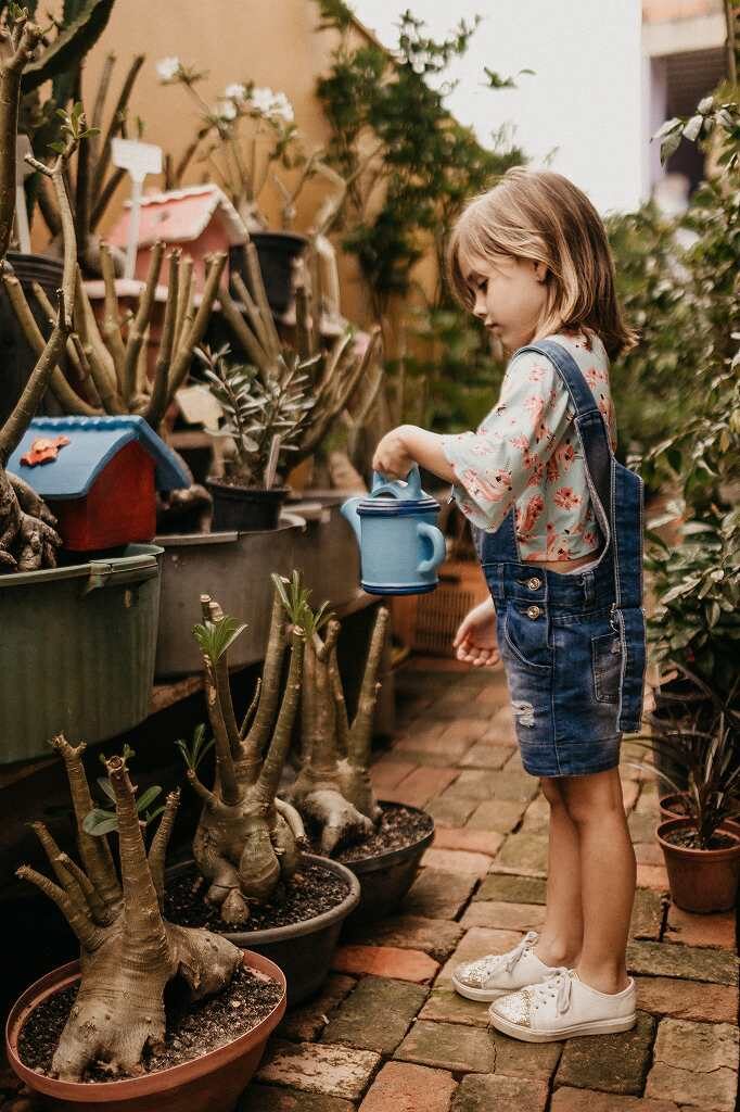 少女の水やり