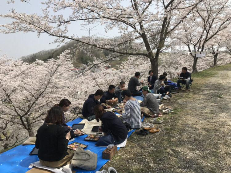 みんなでお弁当を食べる