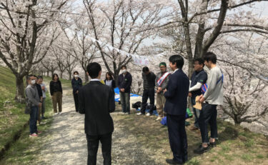 青空入社式と花見