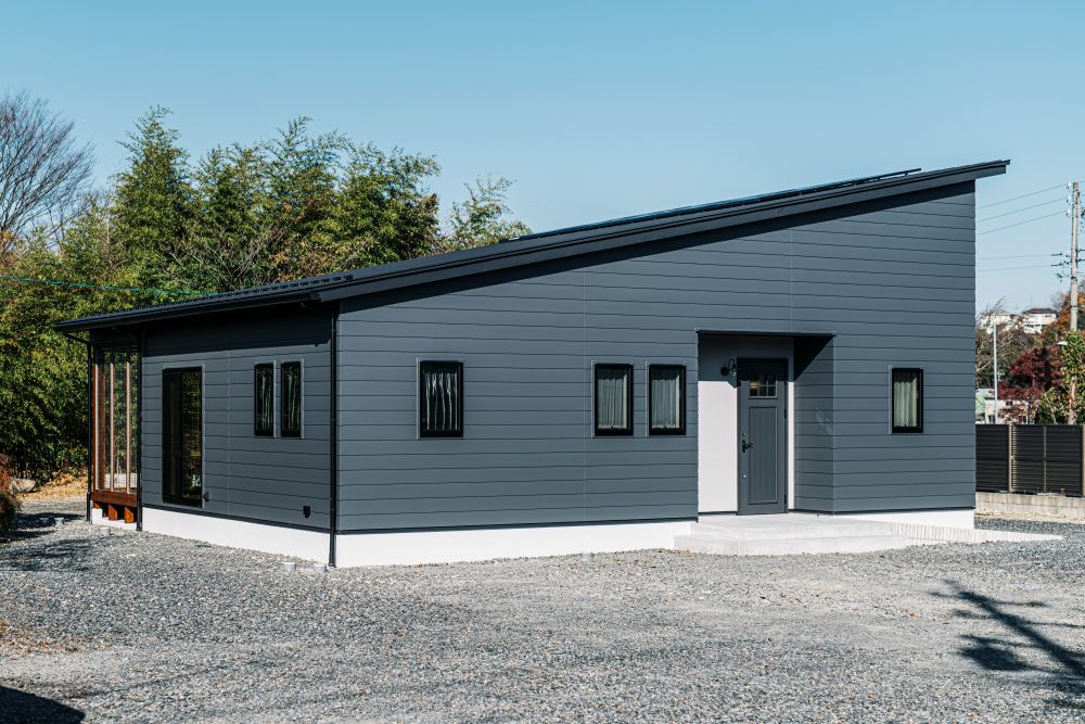 猫と心地よく暮らす、ロフトのある32坪の平屋